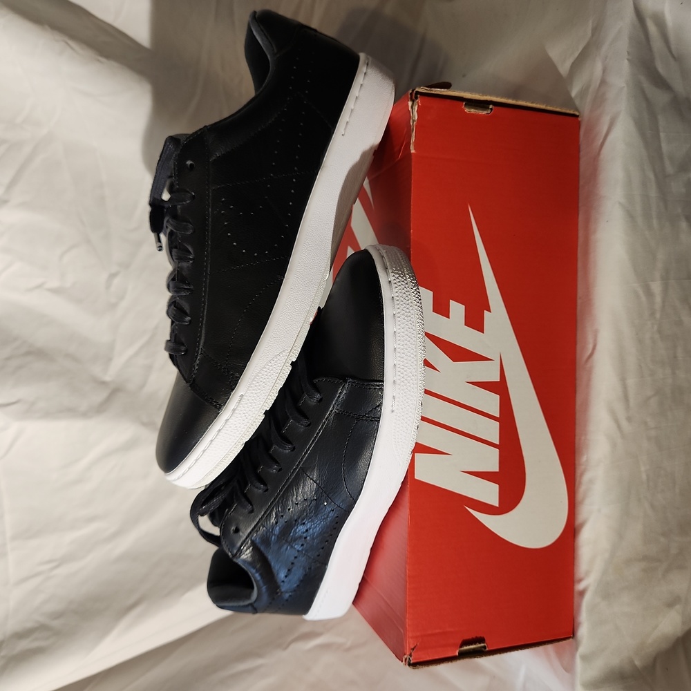 NIKE COURT CLASSICS